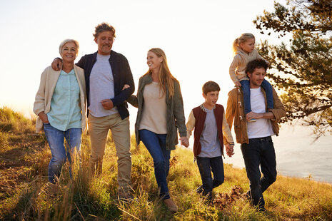Eine sechsköpfige Familie aus mehreren Generationen geht gemeinsam spazieren