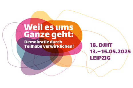 Grafik mit Aufschrift »Weil es ums Ganze geht: Demokratie durch Teilhabe verwirklichen! 18. DJHT 13.-15.5.2025 Leipzig