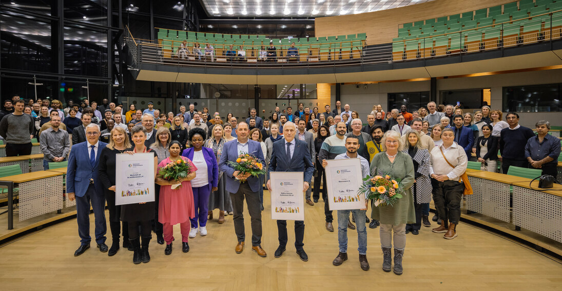 Gruppenbild der drei Preisträger des Sächsischen Integrationspreises im Landtag.