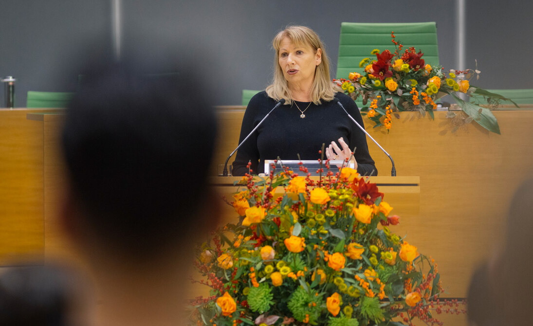 Ministerin Köpping richtet Worte an das Publikum.