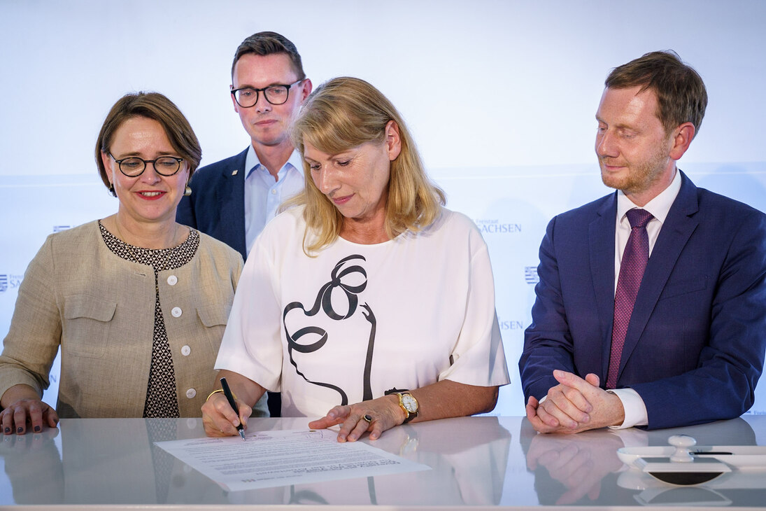Staatsministerin Petra Köpping bei der Unterzeichnung der Charta der Vielfalt.