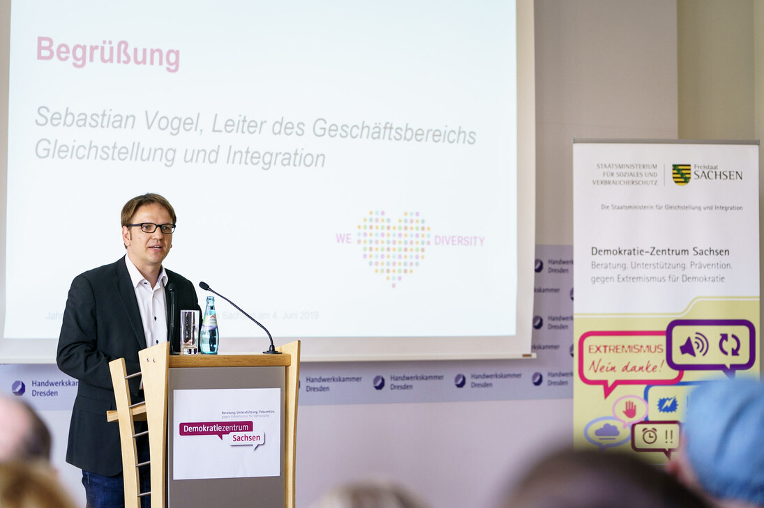 Sebastian Vogel, Leiter des Geschäftsbereichs Gleichstellung und Integration, begrüßt die Teilnehmerinnen und Teilnehmer der 4. Jahreskonferenz des Demokratie-Zentrums Sachsen.