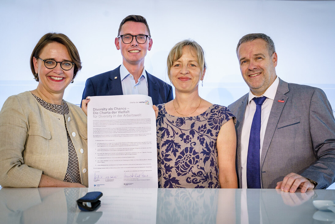 Dr. Jörg Ditttrich und Manuela Salewski vertreten die Handwerkskammer Dresden, die ebenfalls die Charta der Vielfalt unterzeichnet und hier zusammen mit Annette Widmann-Mauz die unterzeichnete Urkunde in die Kamera halten. 