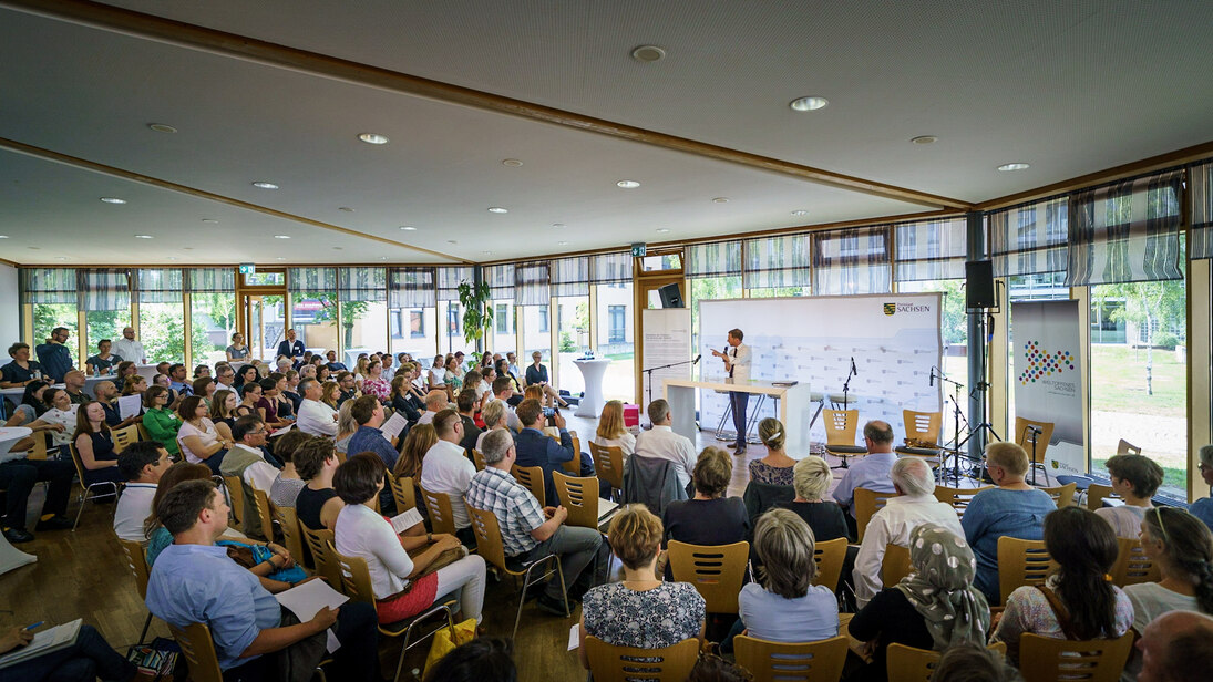 Mit Blick auf die Bühne ist das Publikum der sehr gut besuchten Festveranstaltung zur Unterzeichnung der Charta der Vielfalt in der Handwerkskammer Dresden zu sehen.