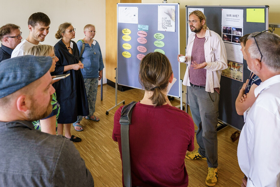 Ein weiteres Bild mit Teilnehmerinnen und Teilnehmern an einem Workshop.