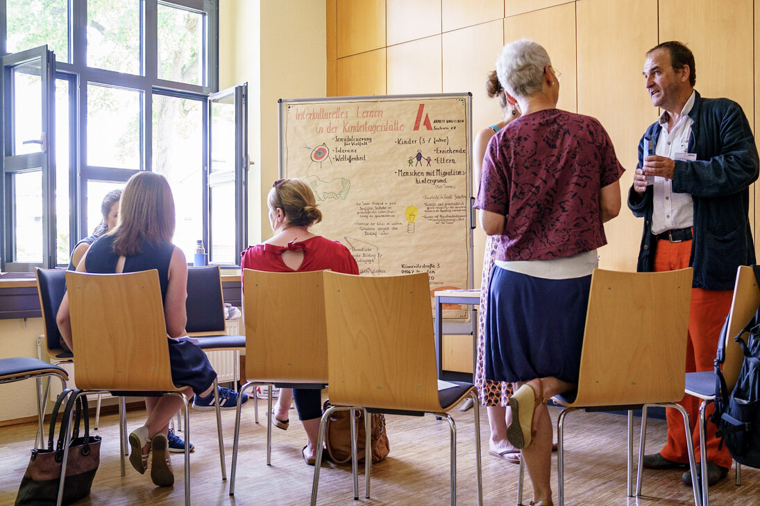 Im Workshop Interkulturelles Lernen wird in kleinen Gruppen lebhaft diskutiert.