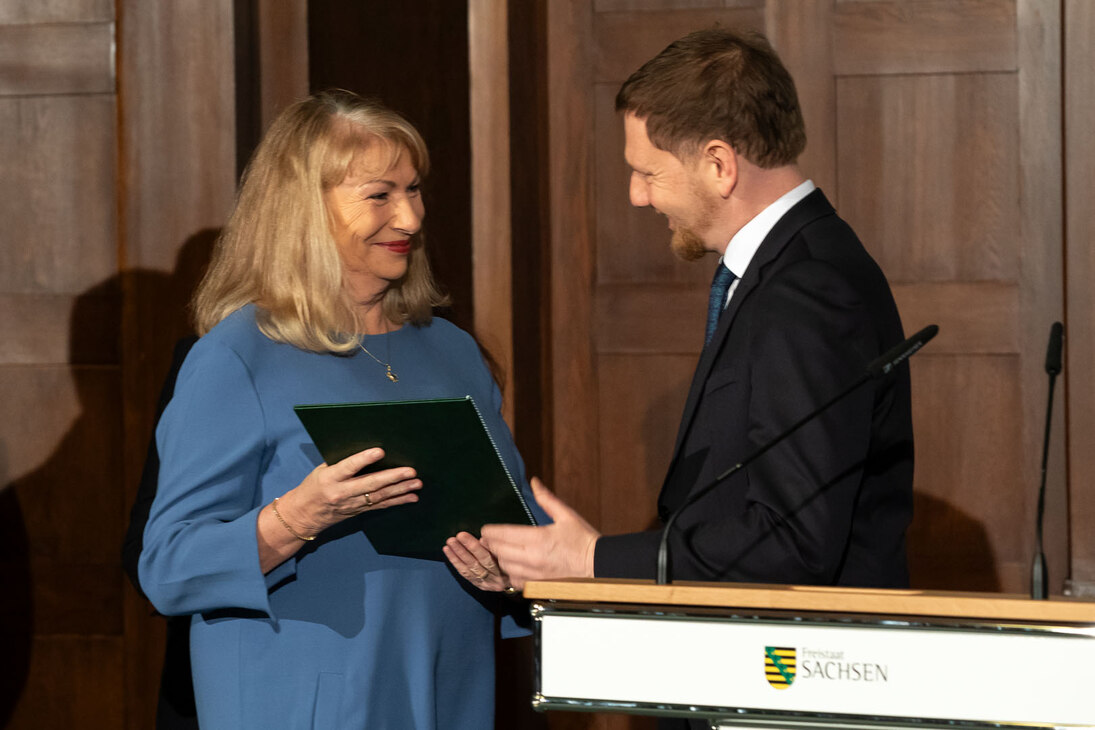 Petra Köpping erhält die Ernennungsurkunde von Michael Kretschmer