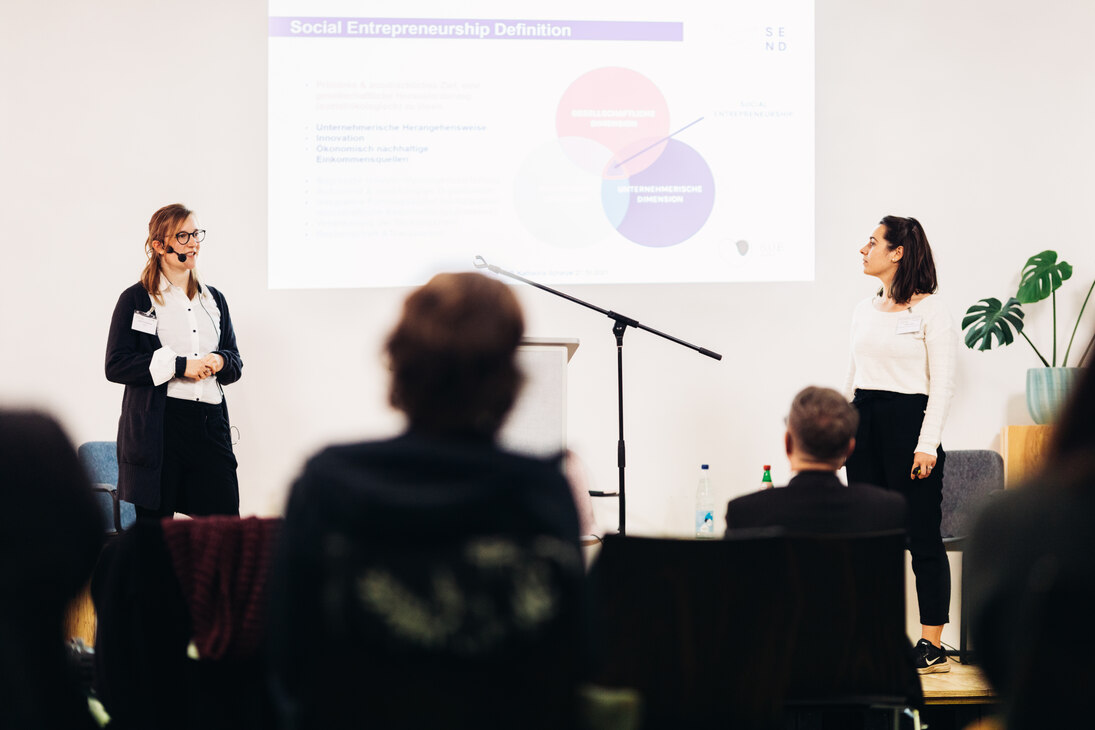 Keynotespeakerin steht auf der Bühne