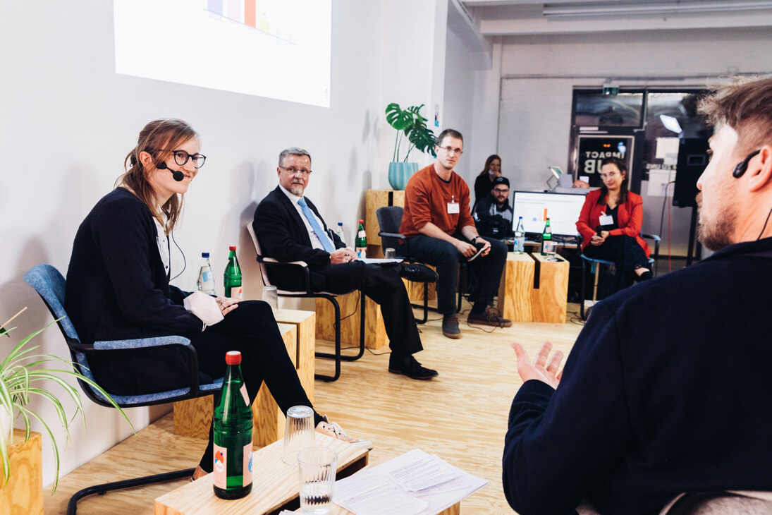 Podiumsdiskussion auf der Bühne