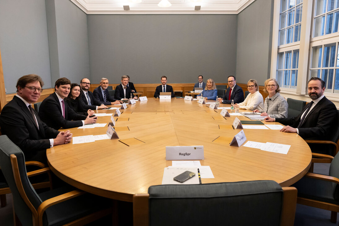 Alle Ministerinnen und Minister sitzen an einem großen runden Tisch