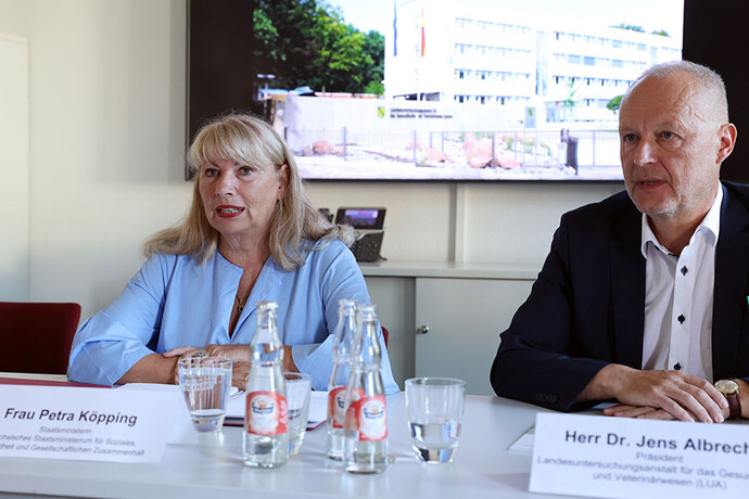 Staatsministerin Petra Köpping und LUA-Präsident Dr. Jens Albrecht stellen den neuen LUA-Jahresbericht 2024 vor.