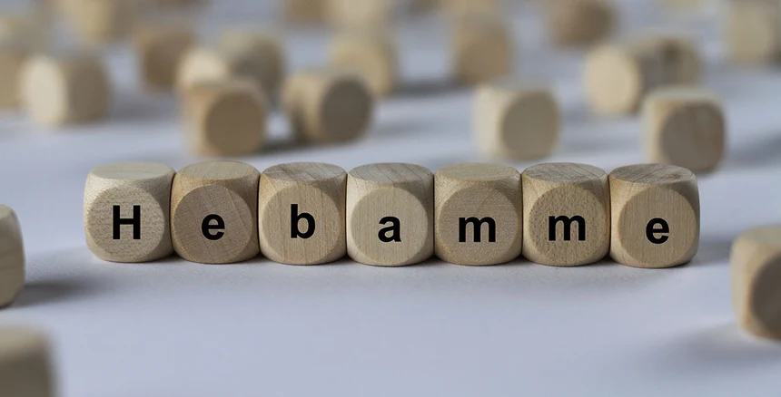 Scrabble Würfel, die das Wort Hebamme ergeben