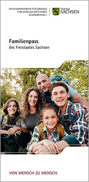 Titelbild des Flyers. Als Motiv schaut eine Familie, bestehend aus Eltern und drei Kindern in die Kamera. Die Familie befindet sich in der Natur.