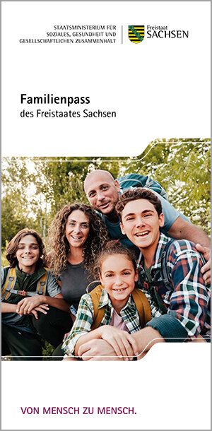 Titelbild des Flyers. Als Motiv schaut eine Familie, bestehend aus Eltern und drei Kindern in die Kamera. Die Familie befindet sich in der Natur.