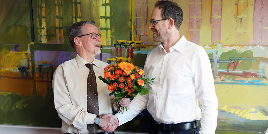 Der stellvertretende Vorsitzende des Stiftungsrates Thomas Früh gratuliert dem neuen Geschäftsführer Benjamin Müller.