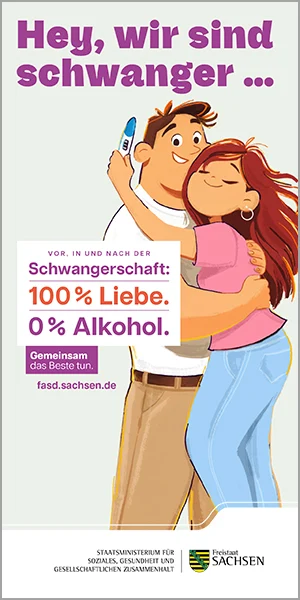 Cover des Flyers: Ein glückliches Paar umarmt sich und hält einen positiven Schwangerschaftstest hoch. Kampagnentext: »Vor, in und nach der Schwangerschaft: 100% Liebe. 0% Alkohol. Gemeinsam das Beste tun. fasd.sachsen.de«.