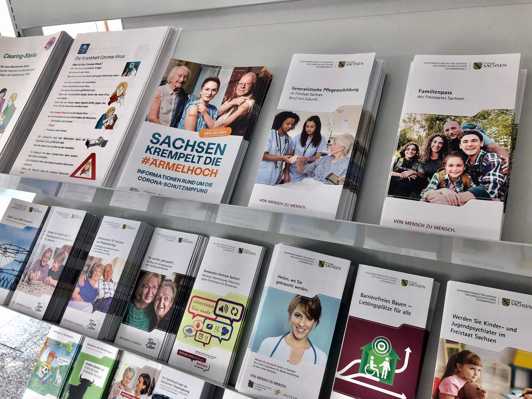 Blick auf ausgelegte Publikationen des Staatsministeriums für Soziales und Verbraucherschutz