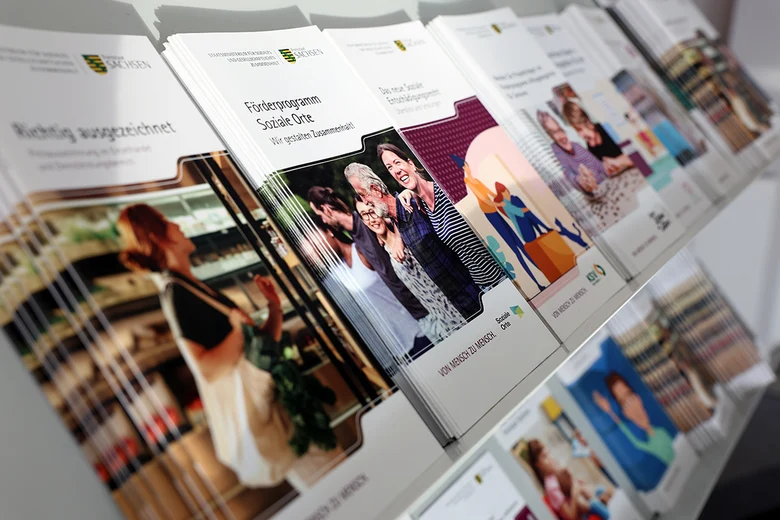 Blick auf ausgelegte Publikationen des Staatsministeriums für Soziales, Gesundheit und Gesellschaftlichen Zusammenhalt