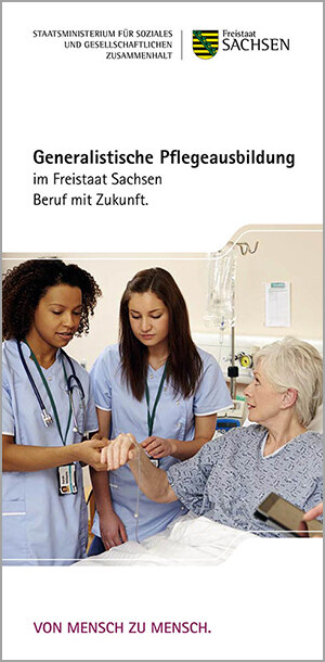 Titelbild des Flyers. Zu sehen sind zwei Pflegefachkräfte in Ausbildung am Bett einer Patientin in einem Krankenhaus.