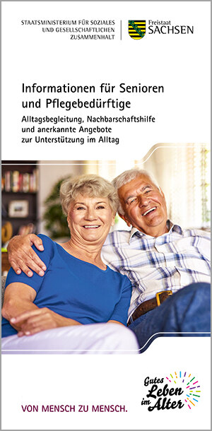 Titelseite des Faltblattes, auf dem ein älterer Herr einer älteren Dame seinen rechten Arm um die Schulter legt. Beide lächeln den Betrachter an. 