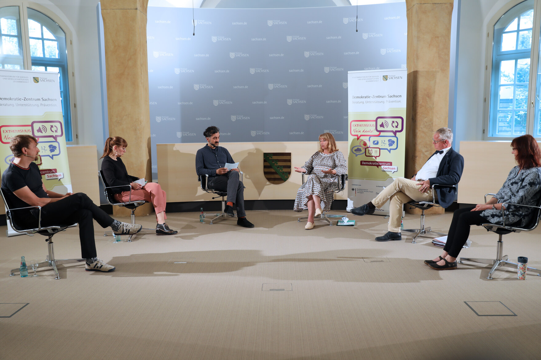 Im Medienzentrum der Staatskanzlei sitzen im halben Stuhlkreis von links nach rechts Michael Nattke, Staatsministerin Katja Meier, Özcan Karadeniz, Staatsministerin Petra Köpping, der Amtschef des Innenministeriums Thomas Rechentin und Ines Vorsatz