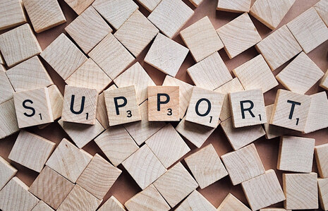 Kachel Opferbeauftragte für »Informationen und Hilfen« zeigt die Scrabble Buchstaben für »SUPPORT«