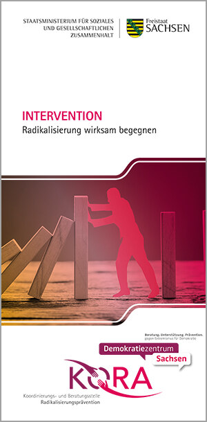 Titelbild des Flyers. Darauf ist eine Grafik zu sehen, wo ein Mensch große Bauklötzer umstößt.