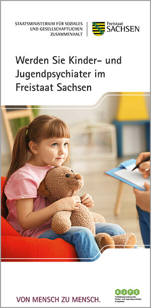 Titelbild des Flyers: ein Kind sitzt mit einem Teddybär auf dem Schoß auf einem Sessel, eine Person hört zu und macht Notitzen.