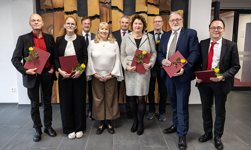 Staatsministerin Petra Köpping mit den neu bestellten Landesärztinnen und -ärzten nach § 35 SGB IX