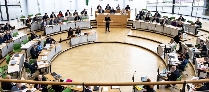 Staatsministerin Petra Köpping nimmt an der 24. Plenarsitzung des Sächsischen Landtages teil.