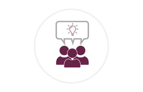 Icon: stilisierte Darstellung von drei Personen-Silhouetten unter einer Sprechblase mit einer leuchtenden Glühbirne. Symbol für gemeinsamen Austausch, Ideenfindung und Beteiligung