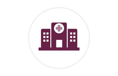 Icon: stilisierte Darstellung eines Krankenhausgebäudes mit einem medizinischen Kreuz auf der Fassade. Symbol für stationäre Versorgung und Kliniken