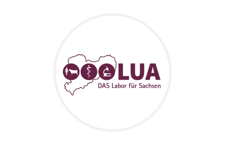 Icon: stilisierte Darstellung der Umrisse von Sachsen mit drei runden Icons (Mensch und Tier, Äskulapstab, Mikroskop) sowie dem Schriftzug »LUA – DAS Labor für Sachsen«. Symbol für das Landesuntersuchungsuntersuchungsanstalt und die Bereiche Gesundheit, V
