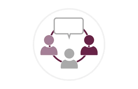 Icon: stilisierte Darstellung von drei Personen-Silhouetten, die durch eine kreisförmige Linie miteinander verbunden sind, wobei eine gemeinsame Sprechblase über ihnen steht. Symbol für Menschen und Themen, Vernetzung sowie den kommunikativen Austausch