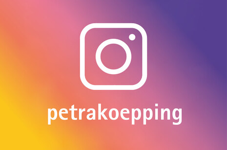 Logo von Instagram auf buntem Hintergrund mit in einander übergehenden Farben