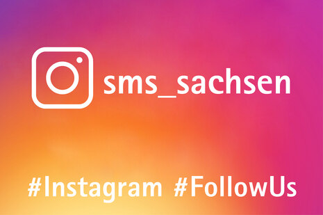 mittels Text, Instagram-Icon und dem für Instagram typischen Farbverlauf visualisierte Aufforderung, dem Sozialministerium bei Instagram zu folgen @sms_sachsen
