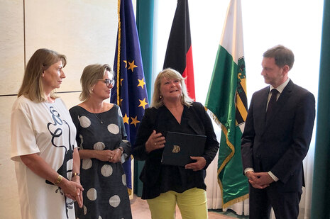 Gruppenfoto Iros Kloppich mit den Vertretern der Staatsregierung