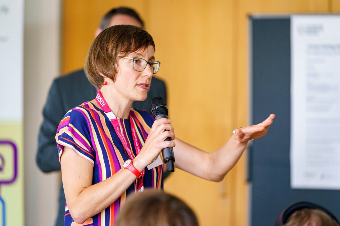 Ulrike Stansch, Leiterin des Demokratie-Zentrums im SMGI, moderiert die Veranstaltung.