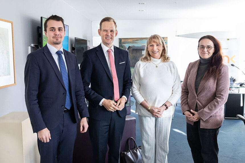 Gesundheitsministerin Petra Köpping, Staatssekretärin Dagmar Neukirch, der Sucht- und Drogenbeauftragte der Bundesregierung Prof. Dr. Hendrik Streeck und sein Referent Max Reimer stehen gemeinsam für ein Gruppenbild.
