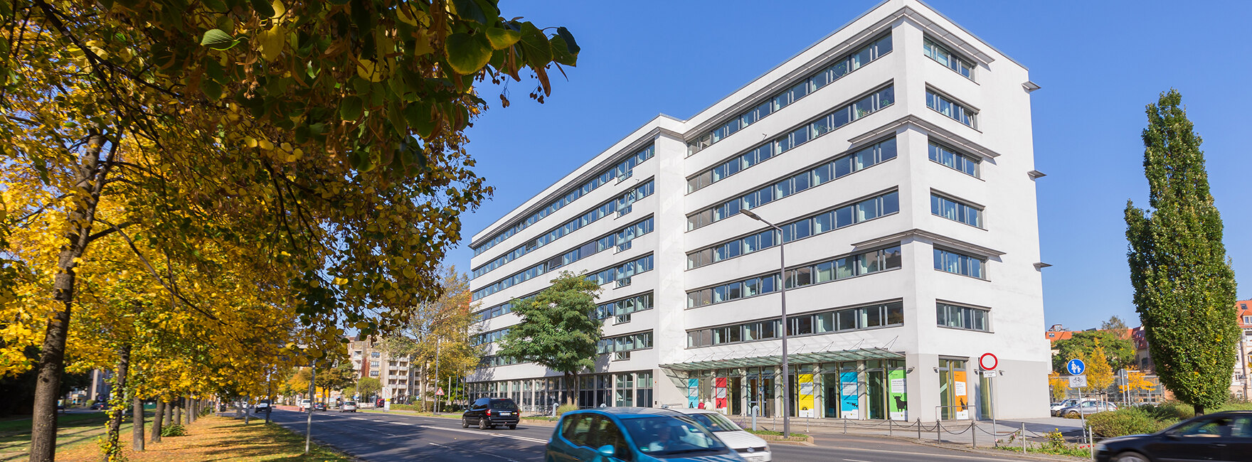 Blick über die Albertstraße auf das Gebäude des Sächsischen Staatsministeriums für Soziales und Verbraucherschutz