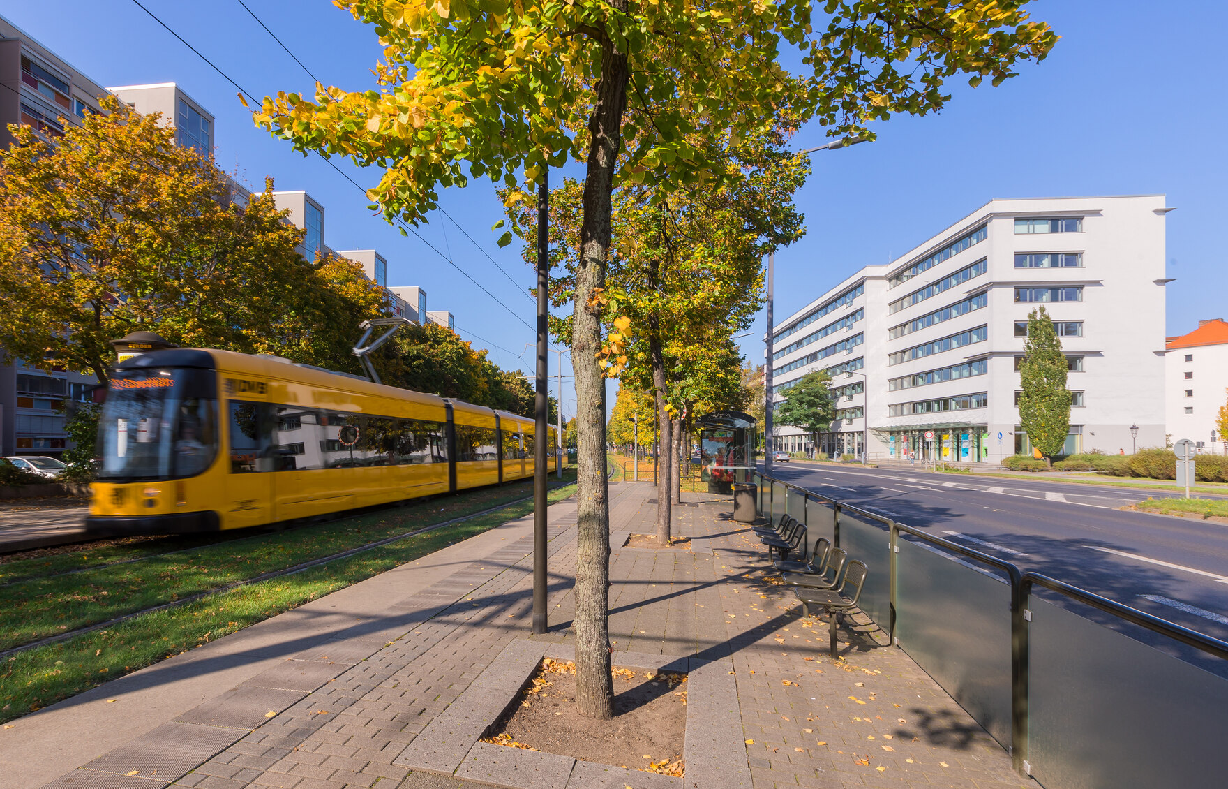 Blick von der Haltestelle Carolplatz auf das Gebäude des Staatsministeriums für Soziales und Verbraucherschutz