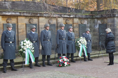 Staatsministerin Barbara Klepsch verneigt sich am Volkstrauertag 2016 vor dem Ehrenmal auf dem Heidefriedhof in Dresden