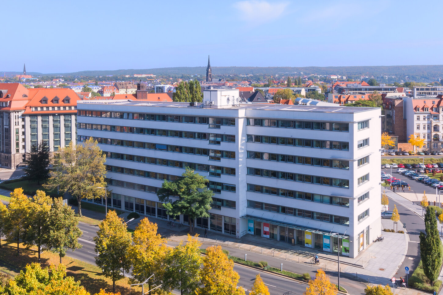 Blick vom gegenüberliegenden Hochhaus auf das Ministeriumsgebäude und seine Umgebung