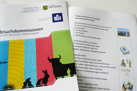 Ausschnitt aus der Publikation des Staatsministeriums für Soziales und Verbraucherschutz zur Besuchskommission in Leichter Sprache