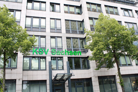 Blick auf das moderne Bürogebäude des KSV Sachsen in Leipzig