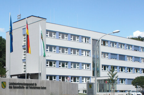 Blick auf das Gelände und das Gebäude der Landesuntersuchungsanstalt am Standort Dresden