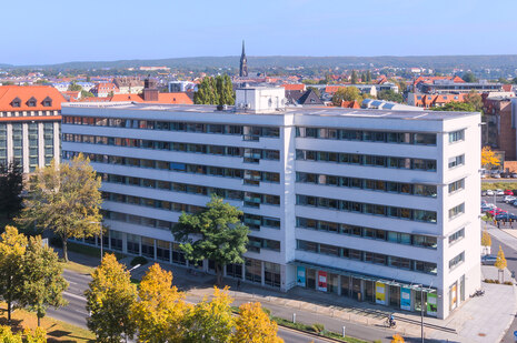 Blick vom Dach des gegenüberliegenden Hauses auf das Gebäude des Sächsischen Staatsministeriums für Soziales und Verbraucherschutz