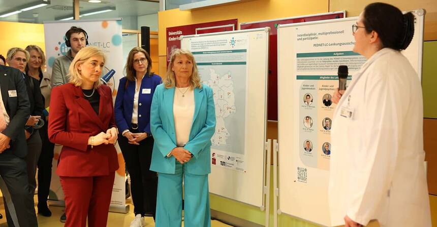 Gesundheitsministerin Petra Köpping und Bundesgesundheitsministerin Nina Warken lassen sich das Projekt PEDNET-LC vorstellen.