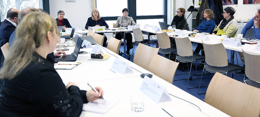 Staatsministerin Petra Köpping leitet die Sitzung des Fachbeirates für das Landesprogramm „»Weltoffenes Sachsen« im Sozialministerium.