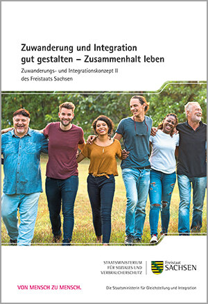Titelbild der Borschüre. Das Motiv sinf viele verschiedenen Menschen, die in einer Reihe Arm in Arm in der Natur entlanggehen.